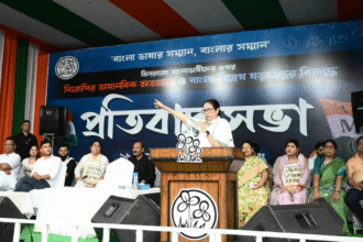 কলকাতার রাজপথে বৃষ্টিতে ভিজে প্রতিবাদ মিছিলে নেতৃত্ব দিচ্ছেন মমতা বন্দ্যোপাধ্যায়, তৃণমূল কর্মীদের সঙ্গে বাঙালি হেনস্থার বিরুদ্ধে হুঙ্কার।